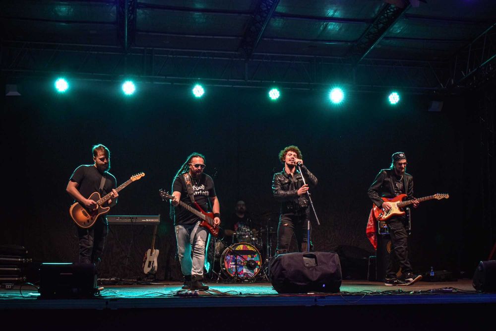 Lecții de chitară, bas, tobe, pian și ukulele - Fizic & Online