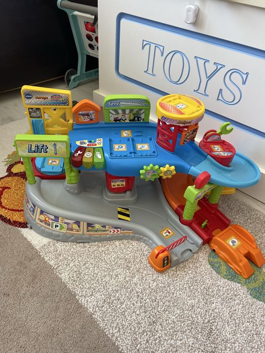 Лот с играчки. Писта vtech, lego, писта с топчета, плюшени играчки и много други колички