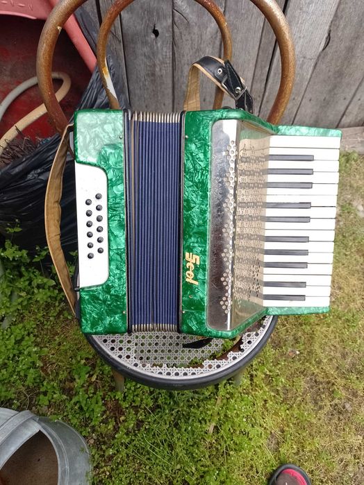 Vând acordeon scol  preț 150 rin