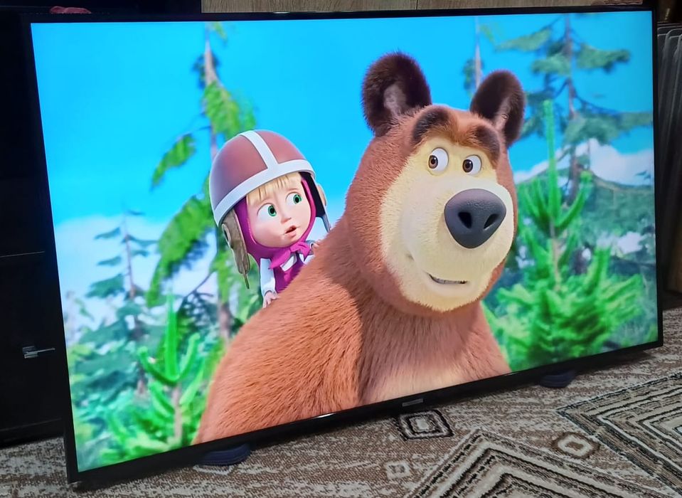 Большой 4К смарт телевизор Samsung 140см.