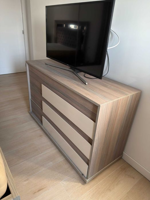 Set complet dormitor: Dulap mare cu usi culisante soft-close si oglinda + Pat cu noptiere si saltea + Birou cu sertare + Comoda TV cu sertare