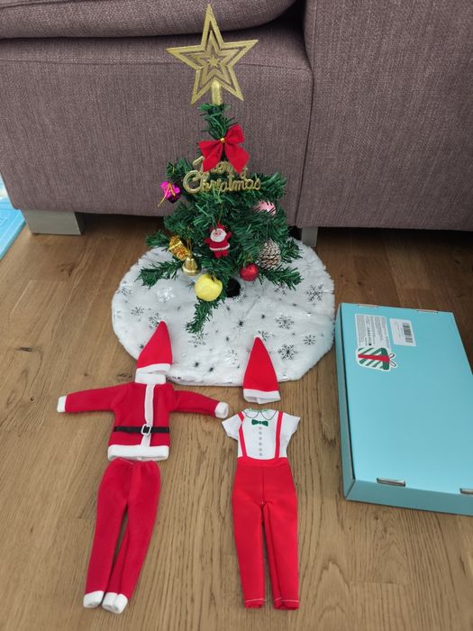 Set haine, accesorii, brad, papusi Barbie, Nou