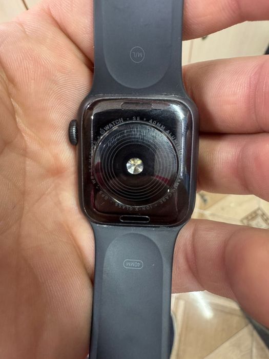 Apple watch se в хорошем состояний зарядка имеется