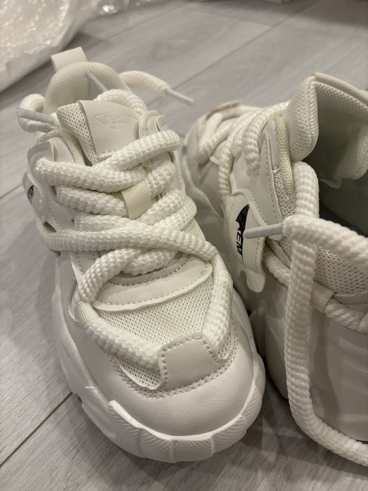 Чисто Нови обувки 20€