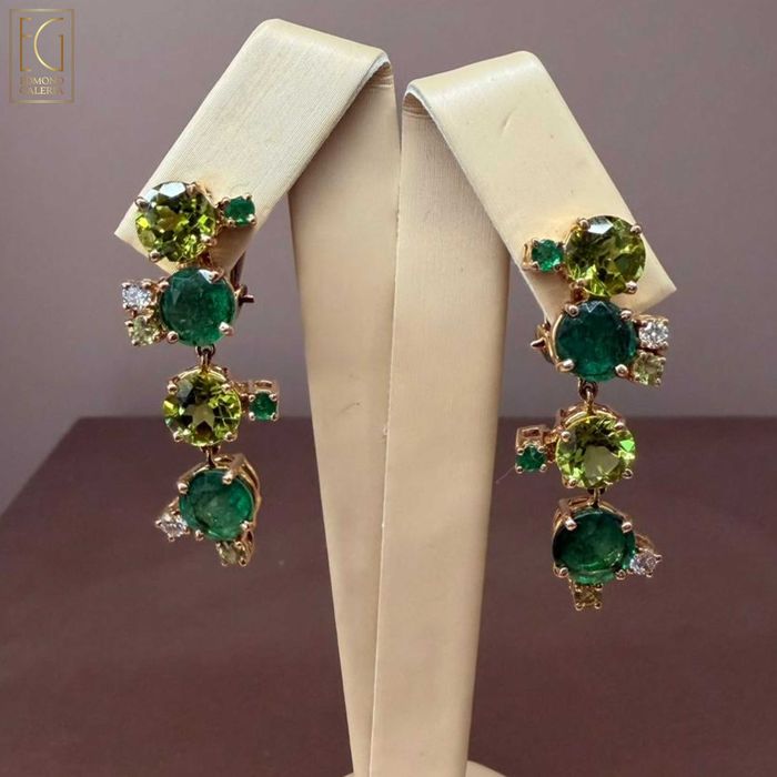 Pereche de cercei clips din aur, decorată cu smaralde, peridote și diamante