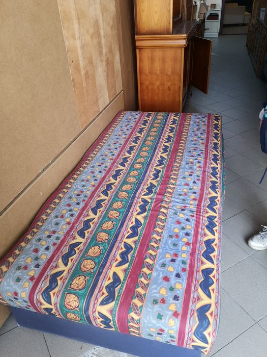 Pat cu ladă de depozitare