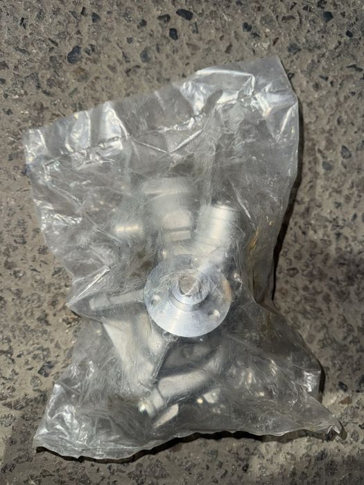 Помпа на мерседес 124