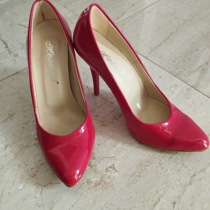 Червени обувки на ток