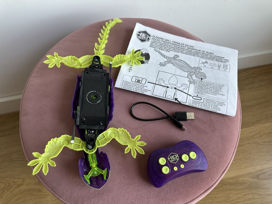 Șopârlă Gecko cățărătoare pe perete cu telecomandă