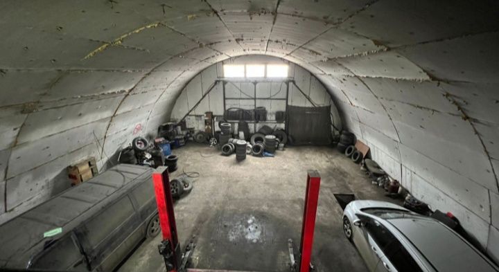 Ангар. Бокс. Сто