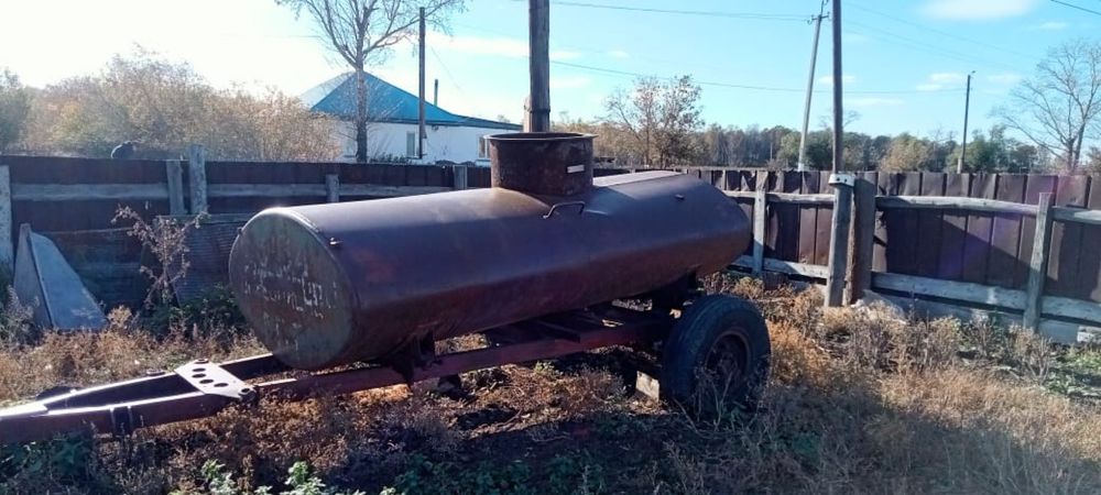 Продам металлическую бочку-цистерну на прицепе.