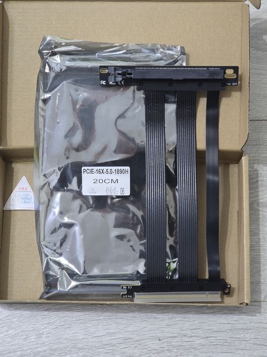 Cablu Riser PCIe 5.0 x16 pentru Montaj Vertical GPU – 20cm, Negru, Nou