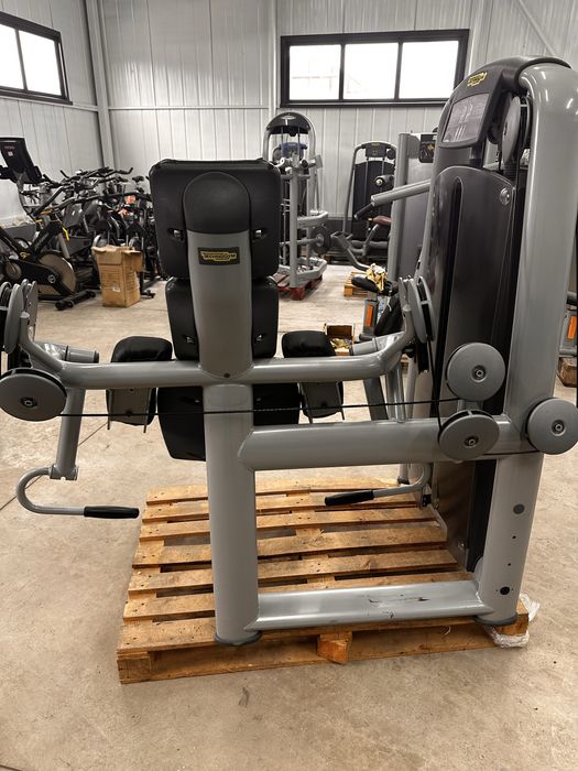Technogym selection arm curl