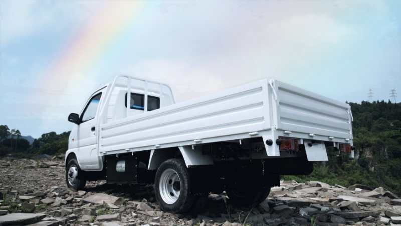 Yangi ikki xil turdagi Isuzu yuk mashinalari bor. Salonda 30dona qoldi