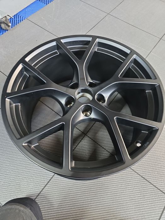 1 БР. Оригинална 19” RS3 8Y ДЖАНТА – ET25