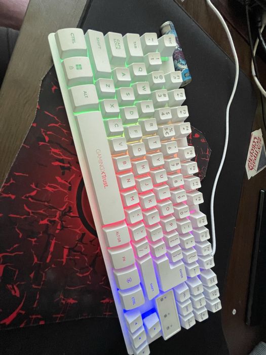 Продавам гейминг клавятура и мишка и малспад купени са от магазин