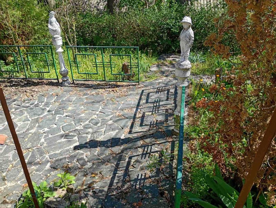 Къща с голям двор – тиха локация в екологичен регион, ток/вода, подходяща за целогодишно живеене