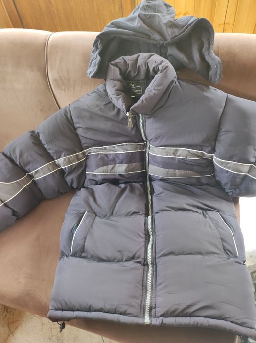 Дълго мъжко зимно яке с качулка.