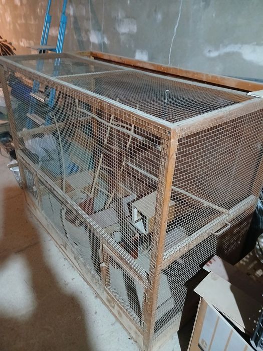 Qush uchun (popugay va boshqalar) qafas sotiladi