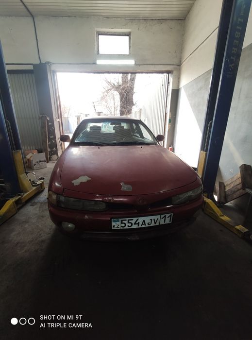 Митсубиси Галант на полном ходу