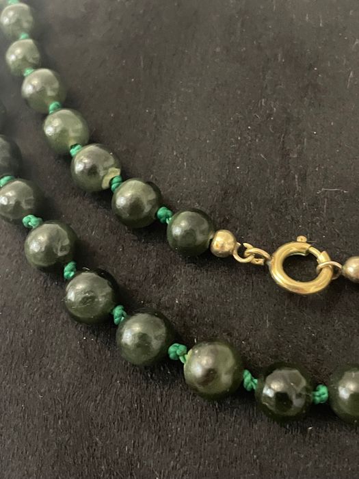 Огърлица  от истински зелен нефрит