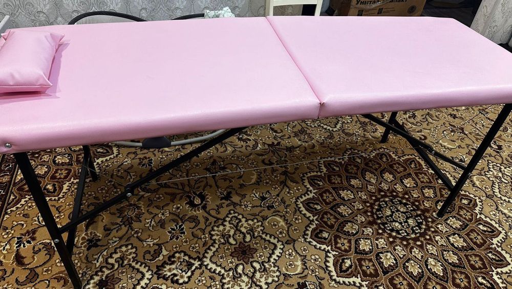 Продаётся новая розовая кушетка.