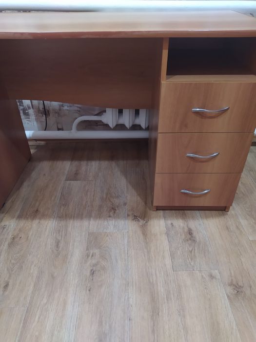 Стол письменный.