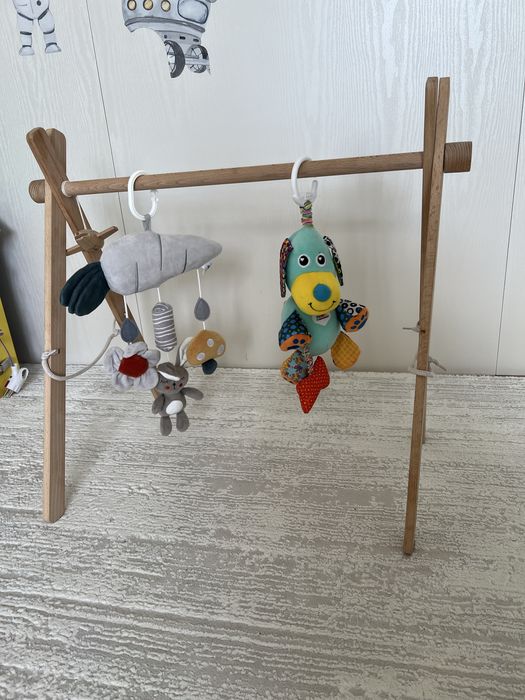 Деревянная стойка с подвесными игрушками Montessori