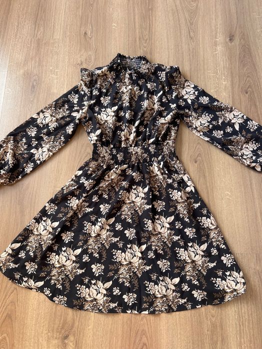 Дамска Рокля с Черен Цветен Принт Нова