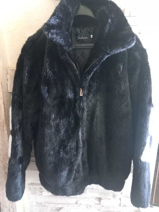 Дамско  късо черно палто.