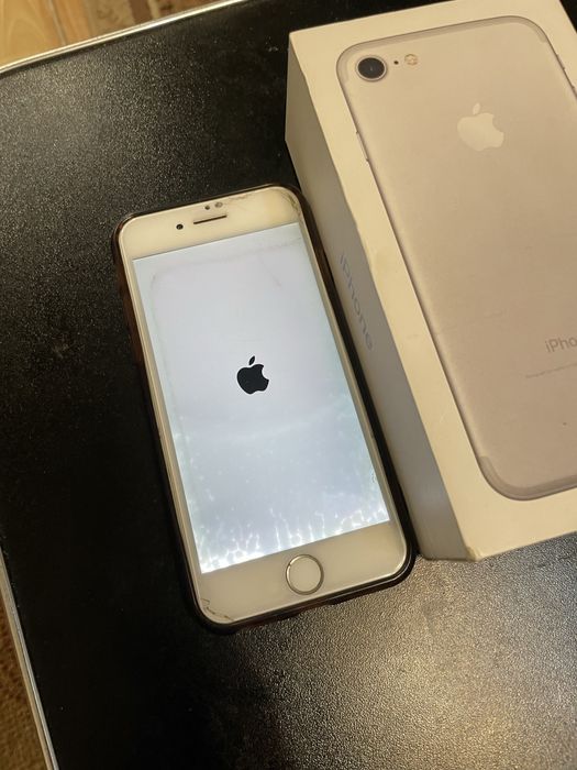 Продам телефон Айфон 7.