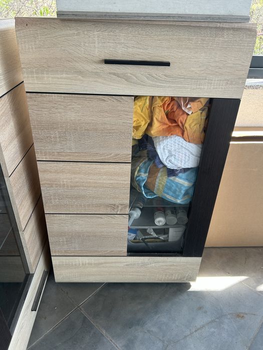 Два броя шкаф със стъклени рафтове