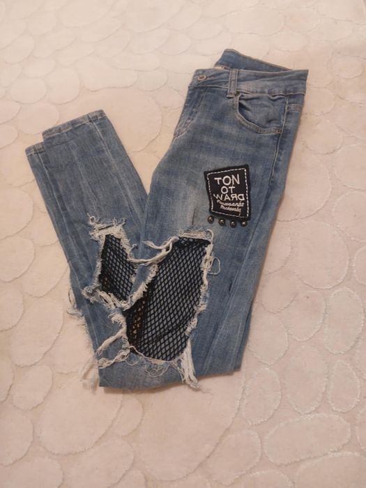 Накъсани дънки с модерен дизайн