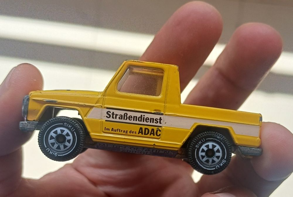 Това е метална количка Mercedes-Benz 280 GE от популярната марка Siku, модел номер 10
Детайли за модела

Мащаб: 1:55.

Производство: Произведена в Зап