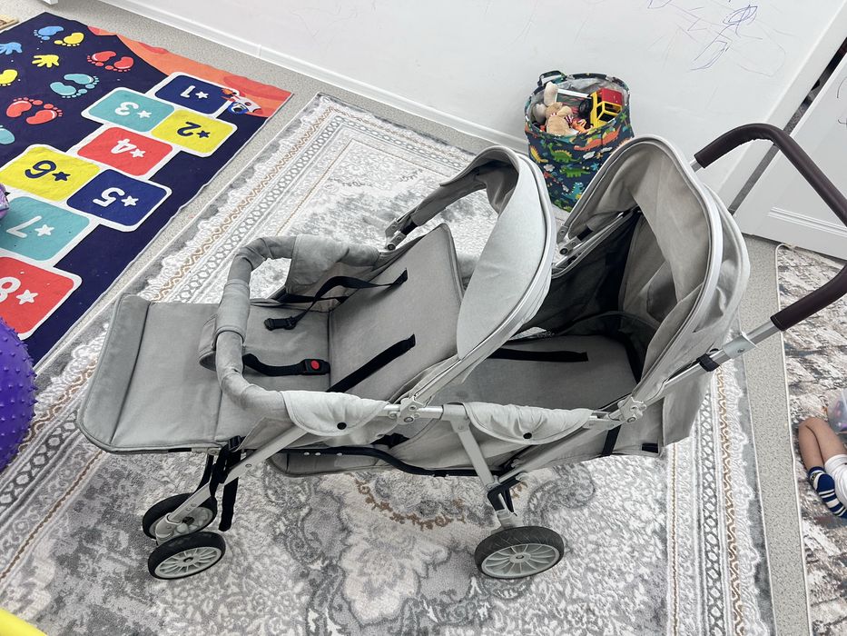 Каляска для близницов ,погодок