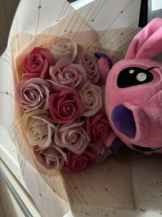 Buchet special cu trandafiri și pluș Stitch roz