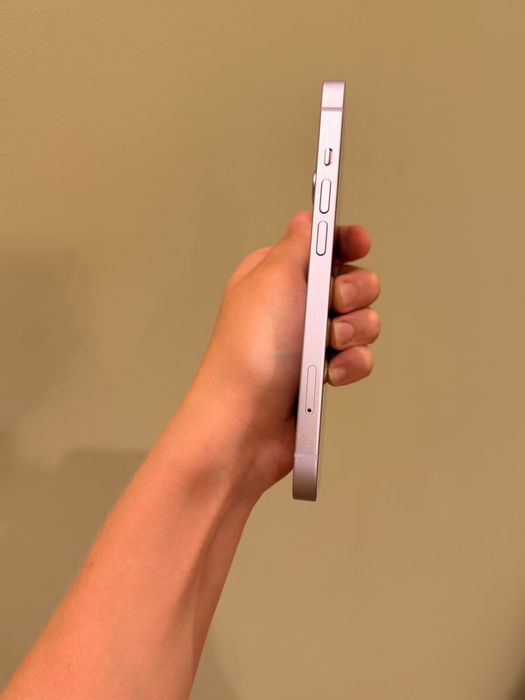 iPhone 14 256 ГБ в цвете Purple.