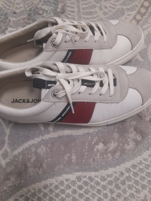 Продам кроссовки 10.000 тенге.