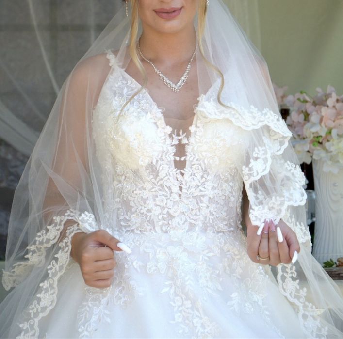 Булченска рокля с камъни и гол гръб