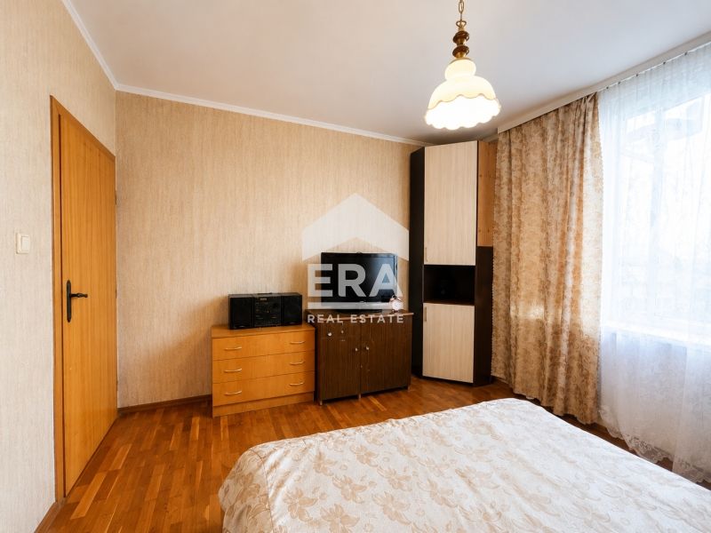 Тристаен ексклузивен апартамент за продажба, с голяма дневна, отделни