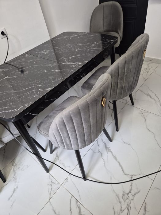 vand masa extensibila cu 6 scaune in stare foarte buna