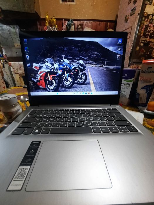 Компактен лаптоп Lenovo IdeaPad 3