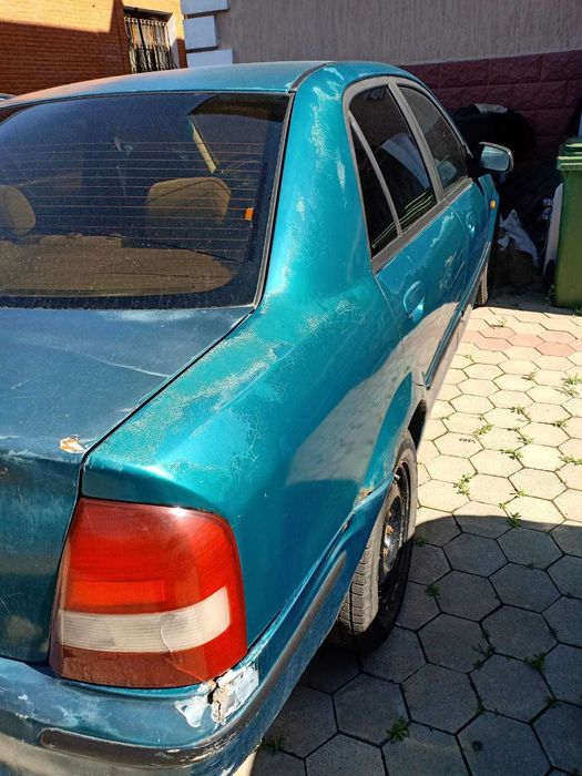 Мазда 323 седан. 1998года.