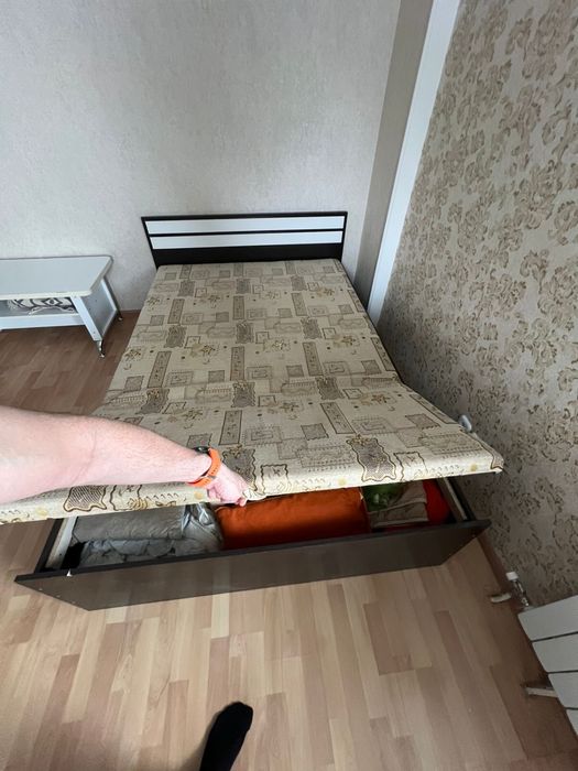 Кровать (2 м на 1,4)