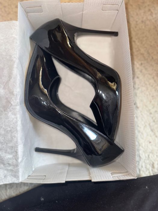 Обувки на висок ток