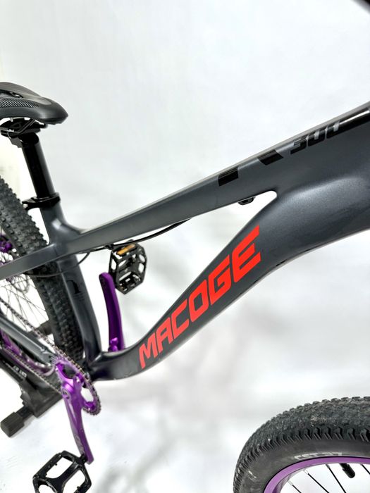 Велосипедте трусисыз қыз