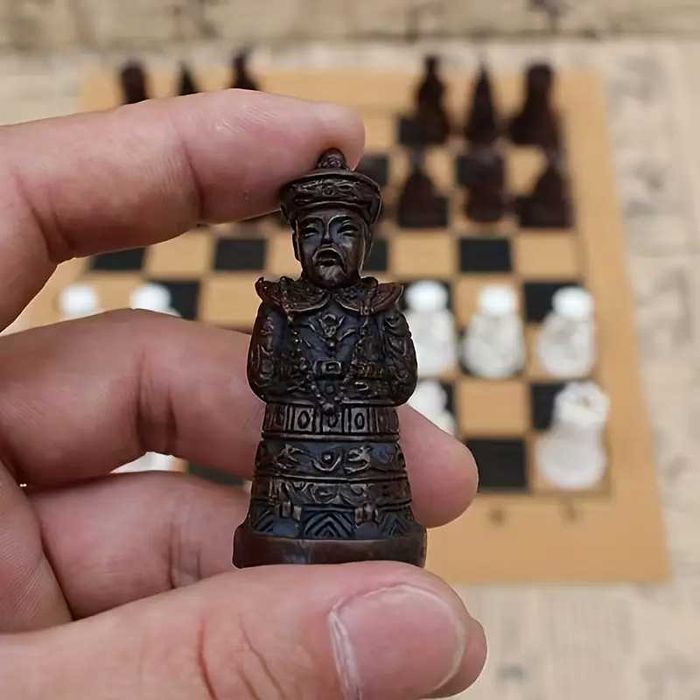 Шахматен комплект с дъска от изкуствена кожа със смолни фигури