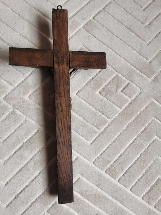 Crucifix din lemn cu corpul lui Isus Hristos din metal alama sau bronz