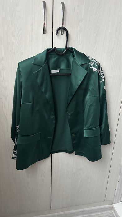 Зелёный жакет с резными узорами