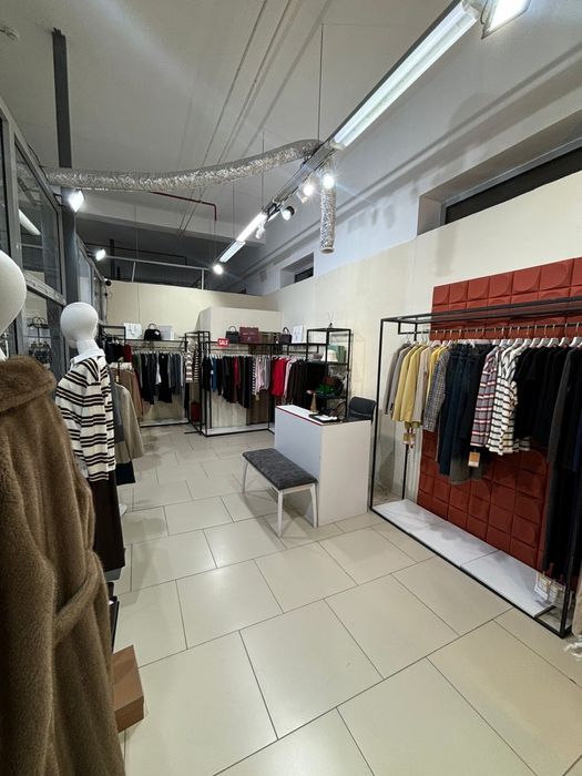 Бутик женской одежды, тц Мангыстау, остается все оборудование,